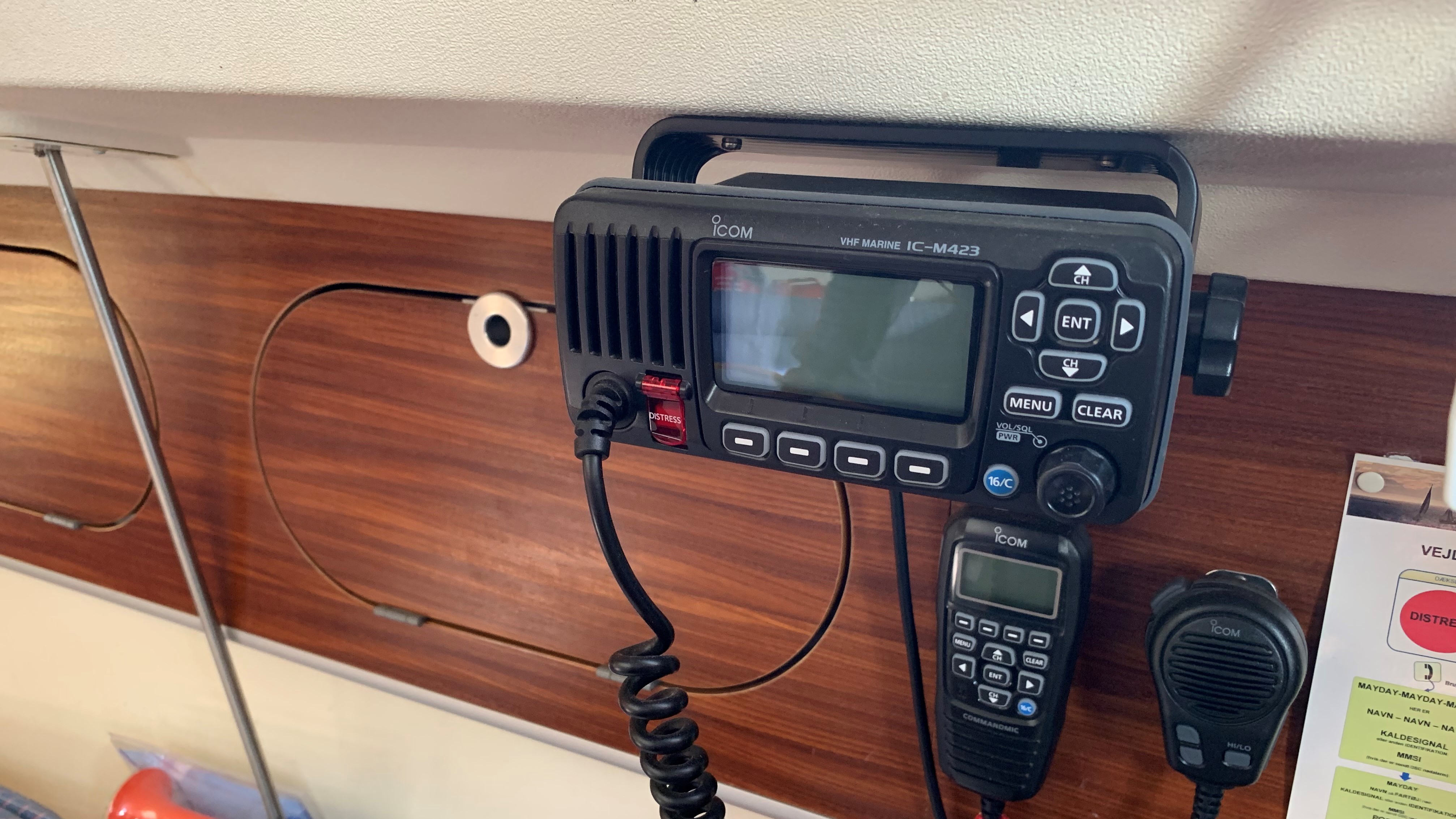 VHF radio med "Distress" knap på forsiden